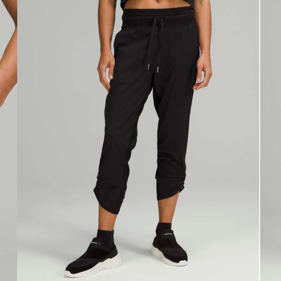 Lululemon Dance Studio Mid-Rise Crop 25" in Black Size 8 2022 - Picture 2 of 6